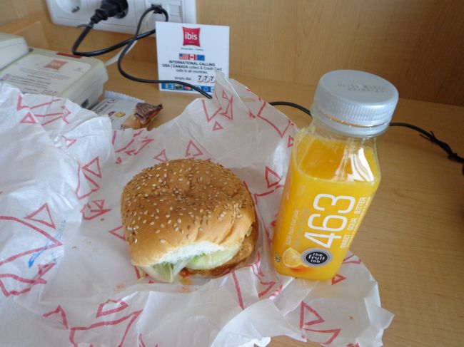 駅中の自販機(結局これかよ)で「スイートチリバーガー」なる物を購入しホテルに戻しました。<br /><br />しかし，<br /><br />こいつが曲者。「ケチャップではなくスイートチリソースがトッピングされているハンバーガー」をイメージしていたのですが，なんと，本当に「酢豚」が挟まっていました。しかもパイナップルは厚切りのゴージャスさ。有難迷惑でーす。勿論完食は無理でーす。