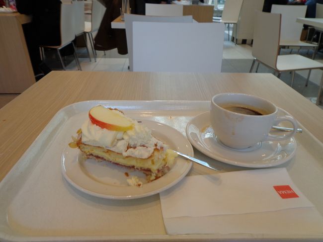 期待に反してしょぼかったＨＥＭＡで，ティータイム。不気味なケーキとコーヒー。