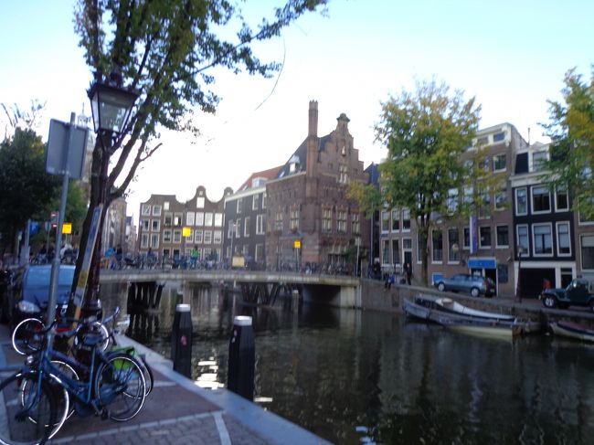 ネオン街のお隣地区で生まれ育った私。足が自然と飾り窓地区を向かいます。