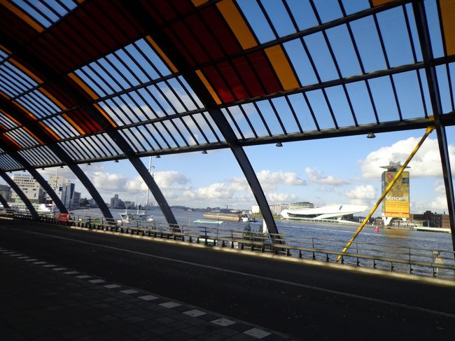 中央駅の裏側。アムステルダムは確かに港町。