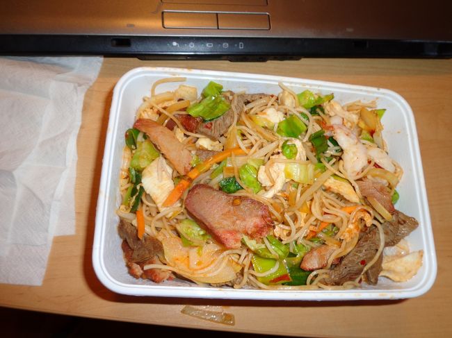 中華街の「四川飯店」で「何か辛い麺とかありますか？」と炒めたビーフンをお持ち帰り。<br /><br />９ユーロって結構なお値段かもしれないけど，女性なら二人前の分量に，牛肉，焼き豚，エビにイカと具沢山。しかもすごく美味しかったです。