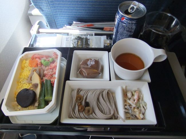 今回は羽田空港から全日空で出発☆<br /><br />まずは機内食です。<br /><br />蟹めしとおそば。おいしかったー