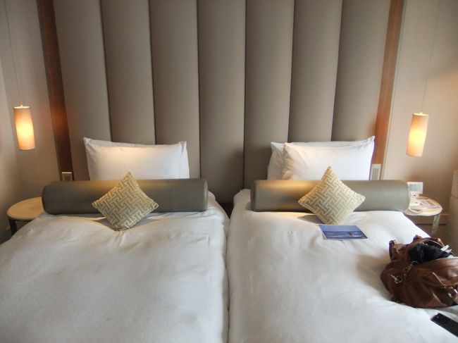 着いたらどしゃ降りだったので、ソッコーホテルへ。<br /><br />今回泊まるのはホテルロイヤルタイペイ（老爺大酒店）です！<br /><br />老爺大酒店。中国語って分かるようで意味不明ですよね。<br /><br />老爺って。これでロイヤルと読めと？まぁどうでもいいんですが。