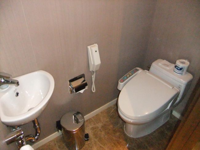 おまけにトイレも別！<br /><br />このホテルはかなり日本人向けみたいです。<br /><br />とても清潔ですし！なんでも揃っています。