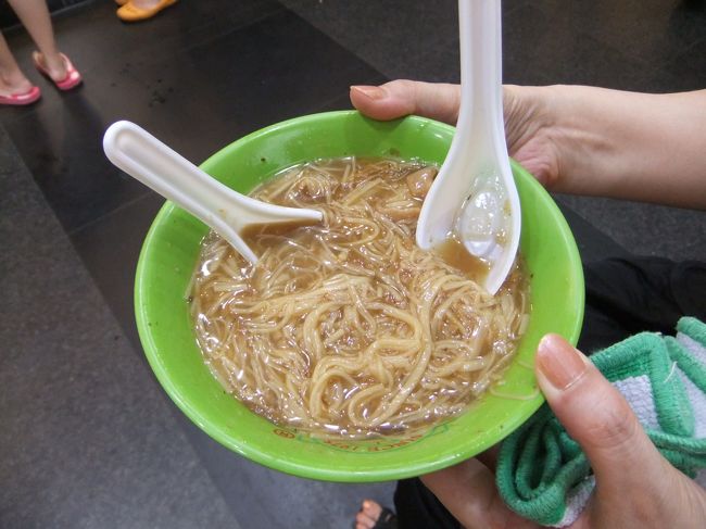 小雨になったので台湾の原宿？西門町へ！<br /><br />腹ごしらえに阿宗麺線へ。<br /><br />麺っていうかえのきみたいなもの。<br />スープはすっぱいです。<br /><br />最初はおいしいんですが、後からものすごい飽きてくる味。もう金輪際食べなくてもいいかなーって感じ。（酷評）<br /><br />それとここのお店は立ち食いみたいな感じで、一応店の前に簡単なイスがあるかんじ。食べづらいけど、台湾っぽくて好き。