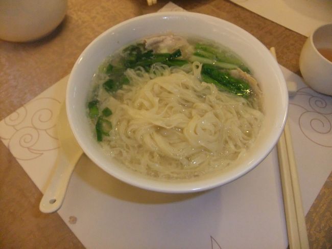 これはここのメインの「過橋麺」。<br /><br />これを食べに来たんです！！本当おいしかった！<br /><br />さっぱりした麺と、スープ、お肉！最高です。<br /><br />ここはレストランって感じで店内もきれいですし、店の方も優しい。<br />また来たいです。通いたいです。