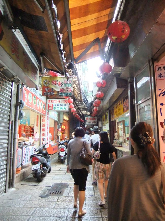 この日は九份へ！<br /><br />憧れの九份♪<br /><br />九份は初心者には行き辛いと聞いたので、ツアーを申し込みました。午前のツアーなので朝早かった…。<br /><br />バスで１時間くらい？<br />寝てたので移動時間はあんま覚えてないですが。笑