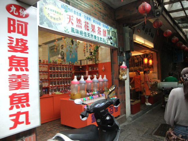 なんかごちゃごちゃしてて楽しいです。<br /><br />中国人とか韓国人とかの観光客もわちゃわちゃいました。