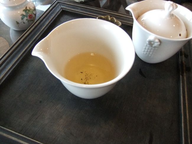 お茶！<br /><br />梨山烏龍茶を頼みました。<br /><br />ガイドさんの言ってた通り、烏龍茶の常識を覆しますね。<br />今まで飲んでた烏龍茶なんだったんだろう…。<br />すごく香りもよくて、飲みやすくて…。