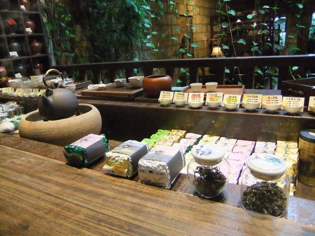 茶葉たち。<br /><br />どれがいいか分からない…。<br /><br />たぶん全部おいしい。