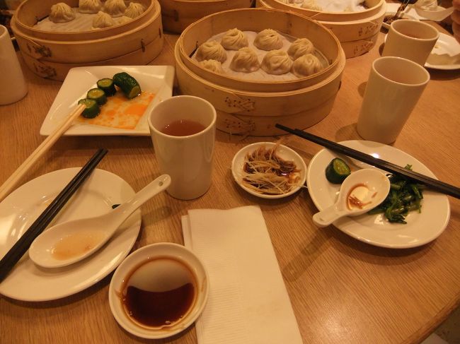 どんどん来る。<br /><br />もう無理ってくらい色んな小龍包が来ました。全部おいしいです！<br /><br />もう食べれなくて、最後のあんまんみたいなやつ残してたら、なんと！<br />「お持ち帰りしますか？」って言って、きれいな箱に入れて、きれいな紙袋にいれて渡してくれました。感動。なんて優しいの。<br /><br />この日はこの後、夜市に連れて行ってくれたんですが、あまりのどしゃ降りと疲れにより速攻帰りました。笑