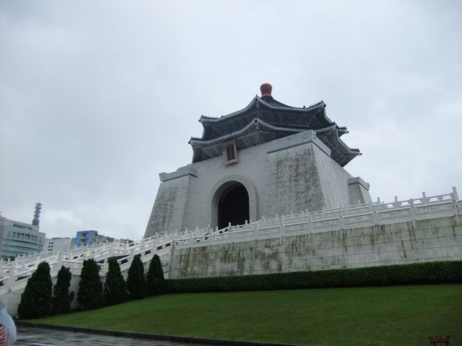 この日は中正紀念堂へ。<br /><br />一応歴史的なものにも触れようと。<br /><br />ただ中つまんねぇーーーーー！！！<br /><br />え？なに？<br /><br />なんもない。