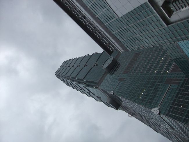 タクシー乗って（安い）、台北１０１へ！<br /><br />台北来たらやっぱ行かなきゃですよね？<br /><br />ただ展望台の値段高っ！<br /><br />日本にだって東京タワーとかスカイツリーとかあるけど…<br />まぁ渋々支払い。笑<br /><br />