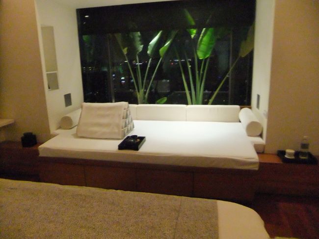 窓際。<br />夜景がきれい…。<br /><br />ここでお茶飲みながら、足マッサージ。<br /><br />ちなみに全身アロママッサージのコースで、１時間４５分！<br />日本円で13000円くらいでした！日本だと３万以上は確実にしますね。<br /><br />全身マッサージは完全裸体で行われます。<br />もはや恥ずかしさとかないです。パーン！って感じです笑