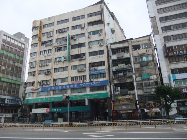 街並み。<br /><br />ビルが結構古いんですよね。