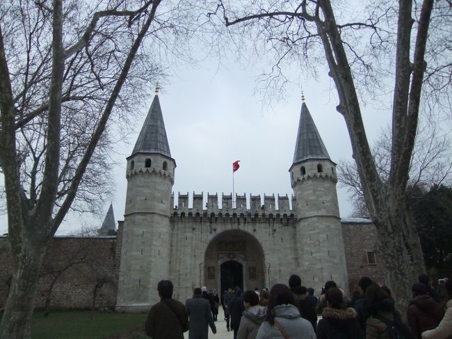 やっとこさトルコ・イスタンブール着ー！<br /><br />ここでもう２日目です。<br /><br />着いた頃はお昼過ぎとかでした。<br /><br />お風呂にも入れないまま、観光が始まります。（地獄ツアーですか？）<br /><br />まずはトプカプ宮殿へ。