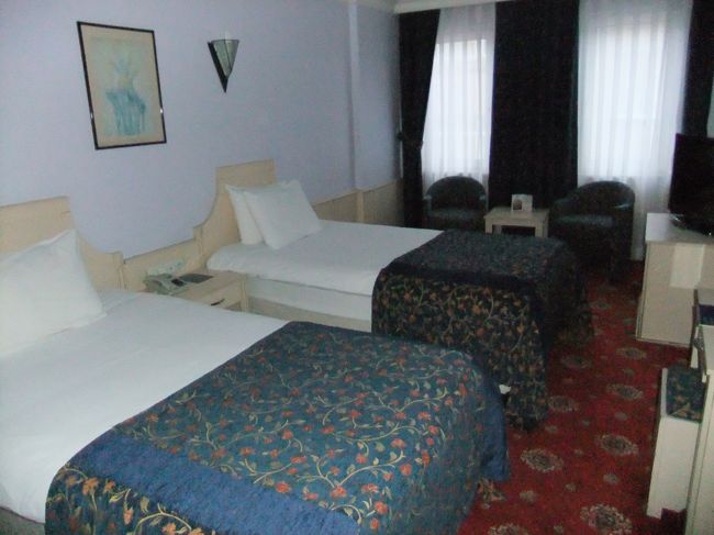 トプカプ宮殿観光も終わり、ホテルへ…。<br /><br />イスタンブール市内はホテルだらけですね。<br /><br />とてもきれいなホテルでした！wi-fiも使えるし！<br /><br />てかやっとお風呂入れる〜笑