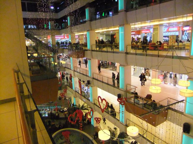 夜は自由時間なので、ホテル近くのショッピングセンターへ<br /><br />ここではなぜか入口に荷物検査がありました。<br /><br />厳重ー！！