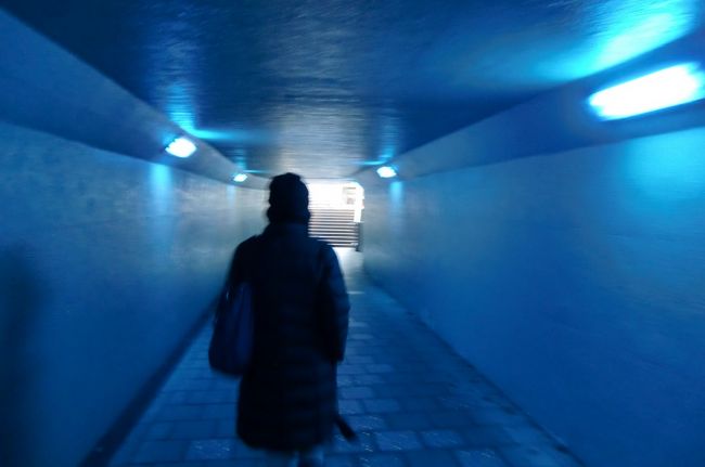 ちょっとブルーな地下道をくぐり抜けます