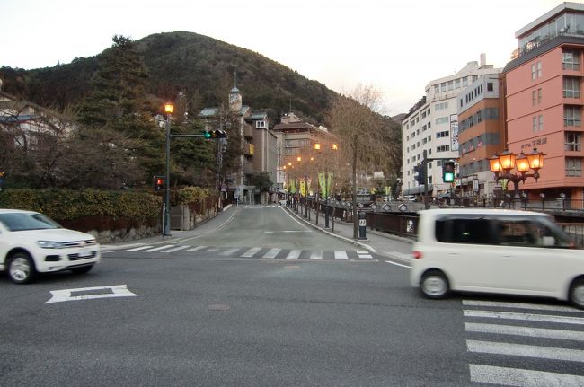 橋を渡ったら風情のある温泉街が☆☆こちら側がメインの街です・・・