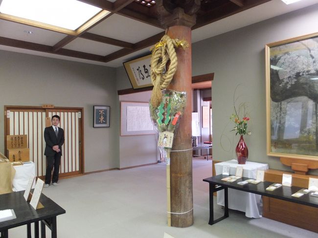 男性が立っているところがお茶席、右側が写経が済んだ時に戻される「写経歓進納経集院帳」があいうえお順に置かれている。