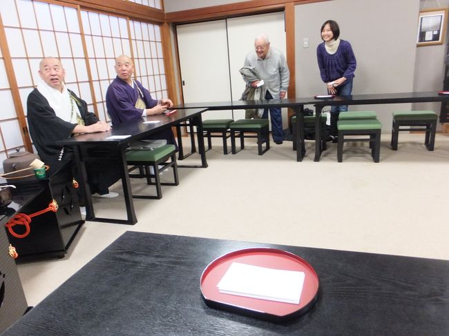 奥の座っている方が山田管主、手前が村上副住職、立っている方はお客様、手前は懐紙