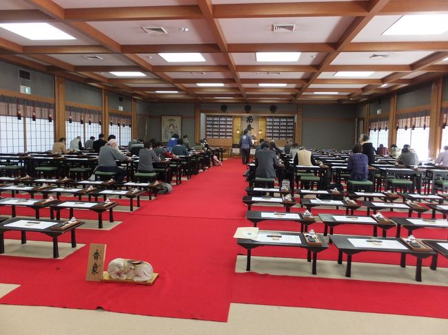 道場に入る。今は一人の机と椅子だが昔は寺小屋のように長い机で座布団に坐っていたが、年齢的にもまた足の悪い人等他の人が墨をすり出すと揺れていたこともあり改善。