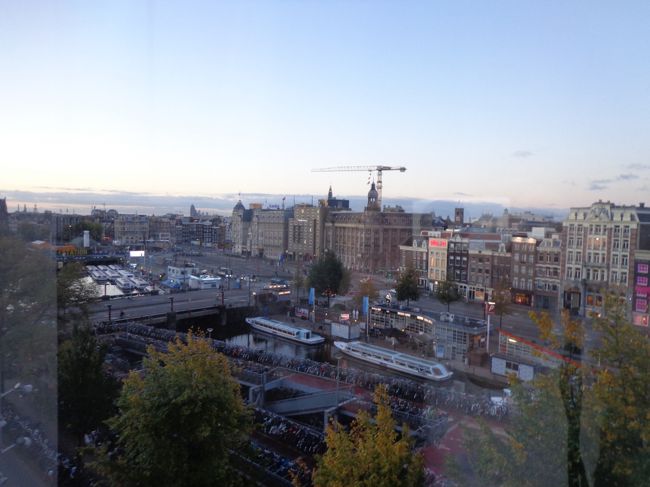 今日はブリュッセルへ。<br />アムステルダムのホテルの窓辺から最後の風景。