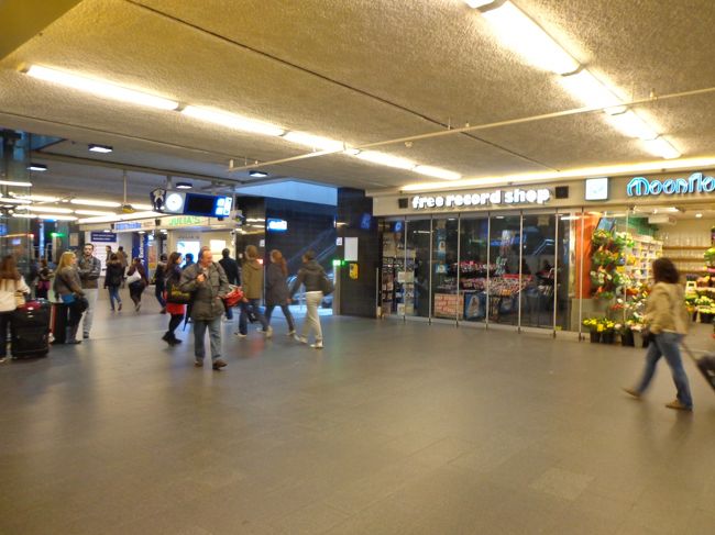 アムステルダム中央駅構内。国の首都の鉄道駅にしてはこじんまりとしています。
