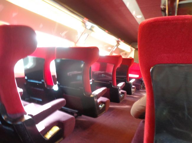 ファーストクラスの１人席確保。<br />荷物置き場が一杯だったため，席の前にスーツケースを置き，その上に足を乗せると言う窮屈な体勢。心の中で周囲に毒づきながらブリュッセルへ。<br /><br />旅の車窓からののどかな田園風景もこの荒んだ心を癒す事はできません。