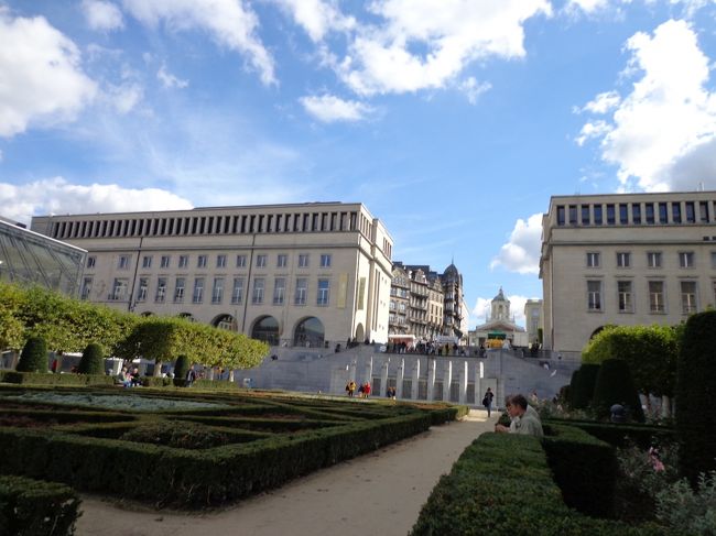 王立美術館でチケットを購入。入館しようとしたら，係員らしき人が「荷物はクロークへ預けて下さい」と。普通サイズのショルダーバッグなのに？<br /><br />空腹と暑さで体はフラフラだし，荒んだ心がまたさらに荒んで，もう美術館はブッチ。