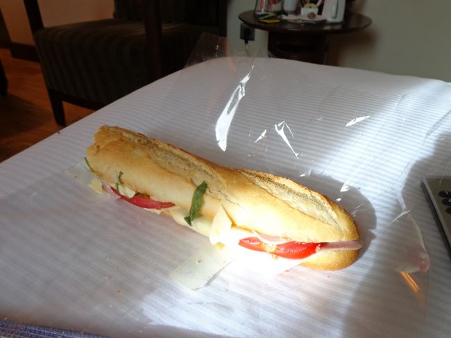 どのレストランもカフェもファストフードのお店も人で一杯。<br /><br />北駅まで戻り，ＰＡＮＯＳでトマトとハムとチーズのサンドイッチを購入して，チェックインしたホテルの部屋で食べました。