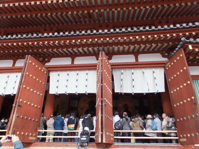 金堂に薬師如来、日光菩薩、月光菩薩の薬師三尊像と国宝 吉祥天女画像を1月14日までご本尊として、1年の吉祥招福・天下泰平・滅罪消滅などを祈願する法要がここで行われる。<br />写真は禁止なので外から講話が行われている様を。