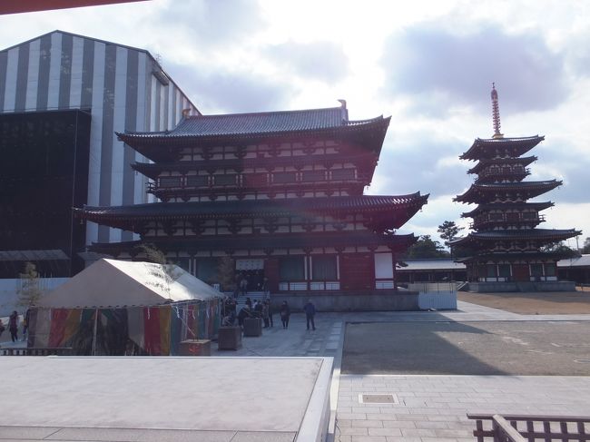 左が補修中の国宝東塔と真ん中が金堂左が西塔