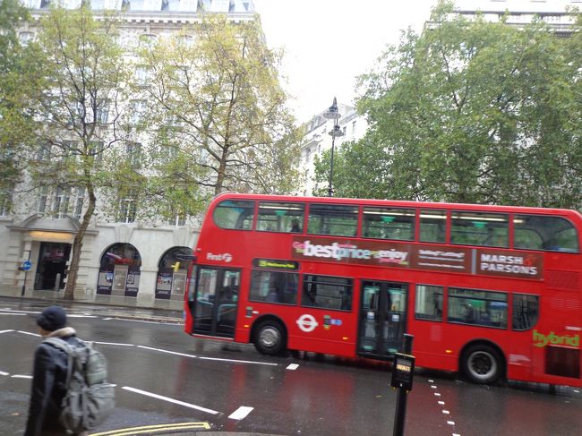 サマセットハウス周辺。雨が結構本気で降ってるのに傘がないため体が冷え切ってしまいました。