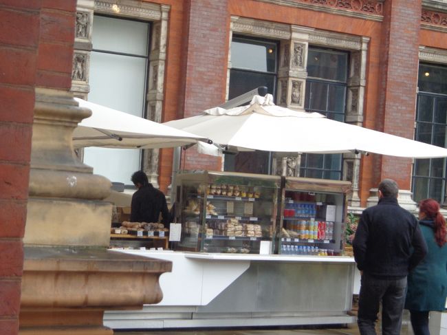 Ｖ＆Ａの中庭では，雨なのにカフェが元気に営業中。買う人も元気ですね。