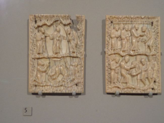 彫り物は結構精巧なのに。。