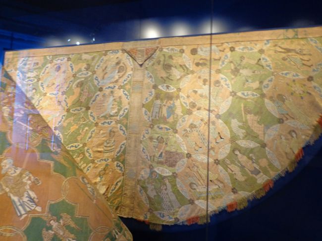 ローマ法王のローブ(?)なんだけど，柄をよ〜く見ると。