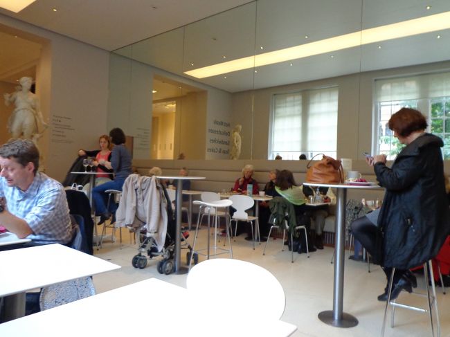 館内のカフェでティータイム。