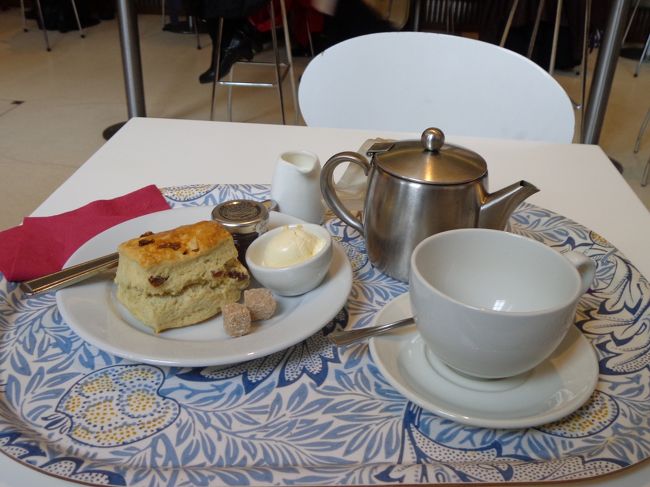 スコーンと紅茶は別々に取ったのですが，「クリームティーセット」みたいな感じで５£。<br /><br />大きなスコーンとクロテッドクリームで幸せな時間。