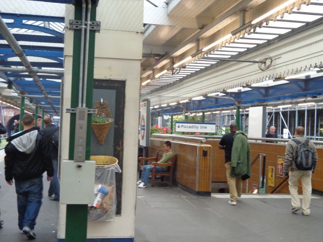 Ｔｕｂｅのサウスケンジントン駅。<br /><br />人身事故でピカデリーラインが止まっていました。やっぱり飛び込み？