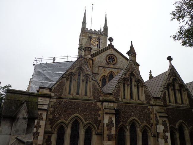 ロンドンブリッジ駅で下車。ボロマーケット近くのサザーク大聖堂。イギリスで最古のゴシック建築の教会との事。<br /><br />ゴッチャゴッチャした下町の街並の中で，ちんまりとその存在を主張しています。