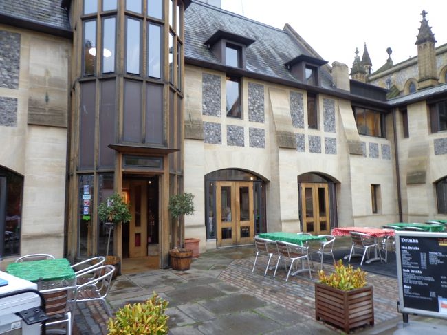 トイレもカフェもあるすてきなで小さな大聖堂，それがサザーク大聖堂。