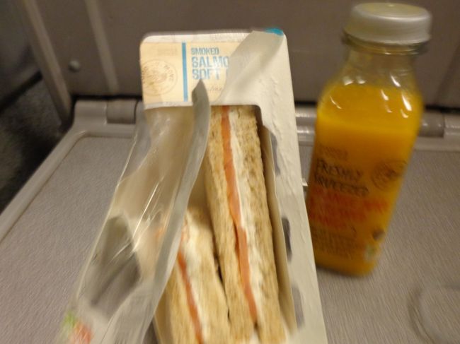 駅中のＭ＆Ｓでサーモンとクリームチーズのサンドイッチを購入し，オレンジジュースと友にユーロスター内での夕食。