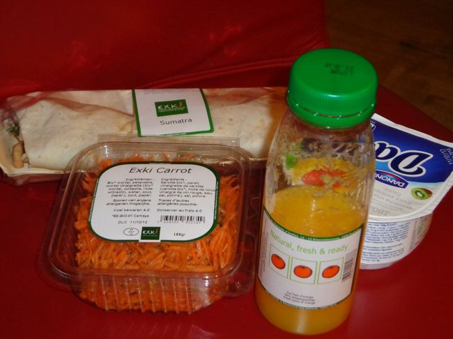 朝食は，「Ｅｘｋｉ」で購入したチキンのラップサンドと残りのキャロットサラダとジュース，ヨーグルト。