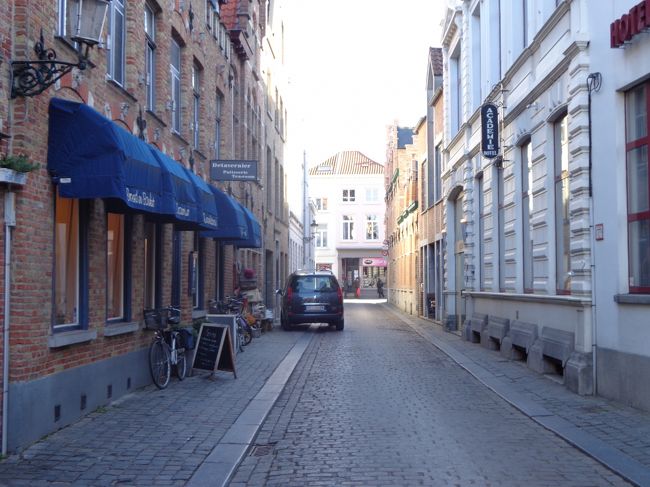 町の中心へ向います。ここいら辺はまだすごく静か。<br /><br />帰路，左側のカフェ「Carpe diem」でワッフルを頂きました。