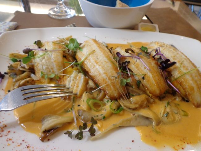 フィッシュマーケット前のシーフードレストラン「Den Gouden Carpel」のフィッシュバーでランチ。<br /><br />野菜スープ，メイン，パン　のコースで16ユーロ。<br /><br />すごく美味しかったです。レストランの方は結構いいお値段みたいです。惣菜売場を担当している小太りのおっちゃんがサービスしてくれました。