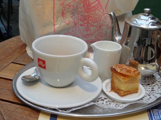 ポットでのサービスとは言えもれなくティーバッグの紅茶にはチビケーキ(アーモンド風味)付。<br /><br />向こう側に見える袋は「シュケルブック」のチョコレート。