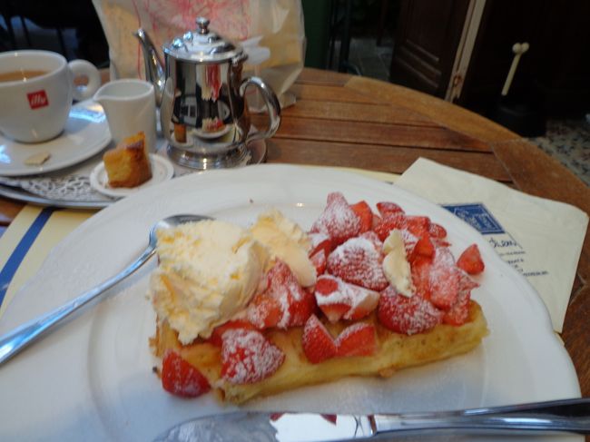 いちごとアイスのせブリュッセルワッフル。いちごがどっさりで美味しかったです。<br /><br />ケーキも美味しそうでした。