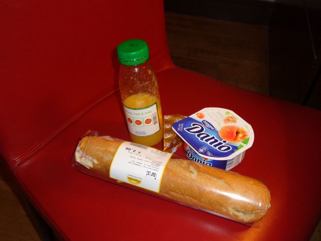 ブリュッセル南駅の「ＰＡＮＯＳ」で購入したサンドイッチとヨーグルトとオレンジジュースで夕食です。